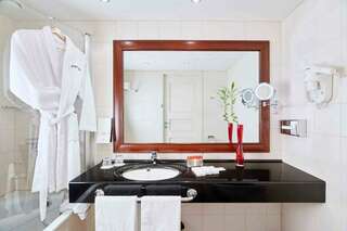 Гостиница Cosmos St. Petersburg Olympia Garden Hotel Санкт-Петербург Люкс с двуспальной кроватью-3