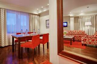 Гостиница Cosmos St. Petersburg Olympia Garden Hotel Санкт-Петербург Люкс с двуспальной кроватью-4