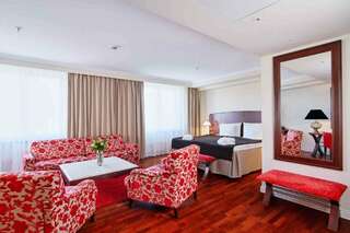 Гостиница Cosmos St. Petersburg Olympia Garden Hotel Санкт-Петербург Люкс с двуспальной кроватью-1